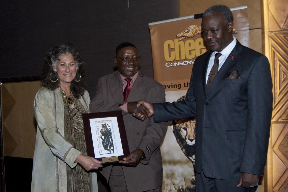 Andreas Hishiko (centre, Dr. Laurie Marker, Founder and Alpheus !Naruseb, Minister of Lands and Resettlement. (c) Cheetah Conservation Fund - Rob Thomson